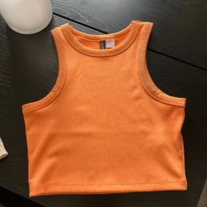 Orange topp - Aldrig använd helt ny storlek M