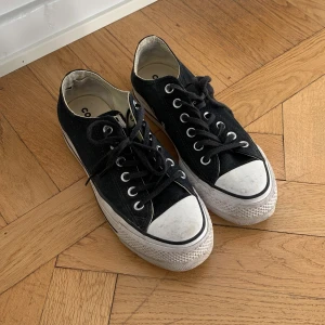 Plattform converse - Väldigt sparsamt använda converse! Hela, endast några småfläckar på sulorna som säkert går bort lätt.   Har passat mig som vanligtvis bär strl 38,5.   Kan mötas i Sthlm.