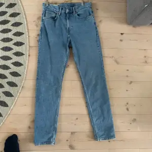 Blå jeans från HM slim fit  Osäker på storlek men passade mig när jag var typ 180 Bra skick 