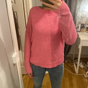 Rosa stickad tröja  - Jättefin rosa stickad tröja ifrån vero Moda. Lite nopprig men det går lätt att ta bort. Annars bra skick. 