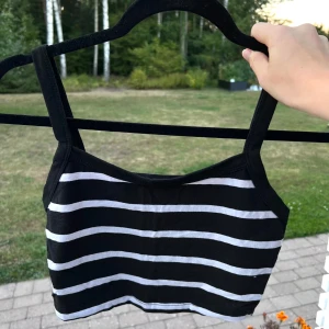 Randig crop top - En svart/beige-randig crop top med stretchigt material 💕 True to size.  Använd 1 gång!  Längd: 39 cm Byst: 75 cm