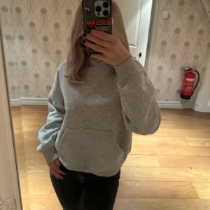 Grå hoodie - En ljusgrå hoodie från gina🩶 Bra skick🩶 Nypris 359
