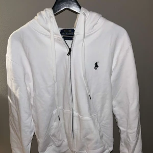 Ralph Lauren tröja - Ralph Lauren tröja/ ziphoodie i storlek M och skicket är väldigt bra