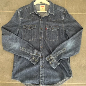 Levi’s Skjorta  - Storlek M Levis Skjorta. Nästan helt ny.