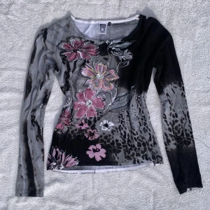 Långärmad tröja - Så snygg långärmad tröja från isolde. Köpt second hand men används ej längre. Coola tryck med paljetter och pärlor, y2k stil. Passar xs-m. 