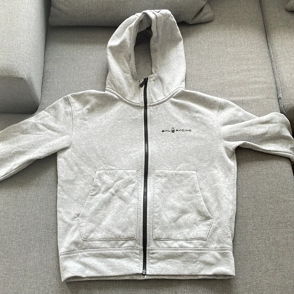 Väldigt fin och fräsch sail racing zip, storlek 170. Skick 9/10. Hoodies.