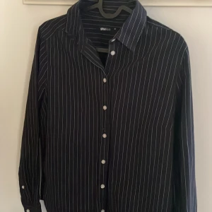 Skjorta strl 36 - Nyskick  Mörkblå raandig 