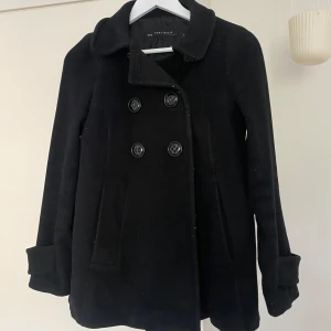 Svart kappa - Jättefin höstkappa, den är lite sliten inuti men utanpå syns det inte 