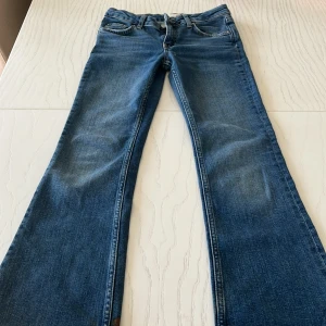 Gina jeans - Storlek 140 lite stora i storleken men passar en 140 centimeters lång person  de är inte så använda väldigt fina tyvärr för små( har dock en pytte lite fläck på vänstra ben vid slutet men den går bort i tvätten 💗💗