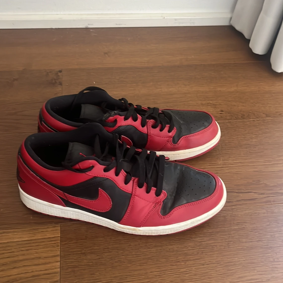 Nike Air Jordans i rött och svart - 90