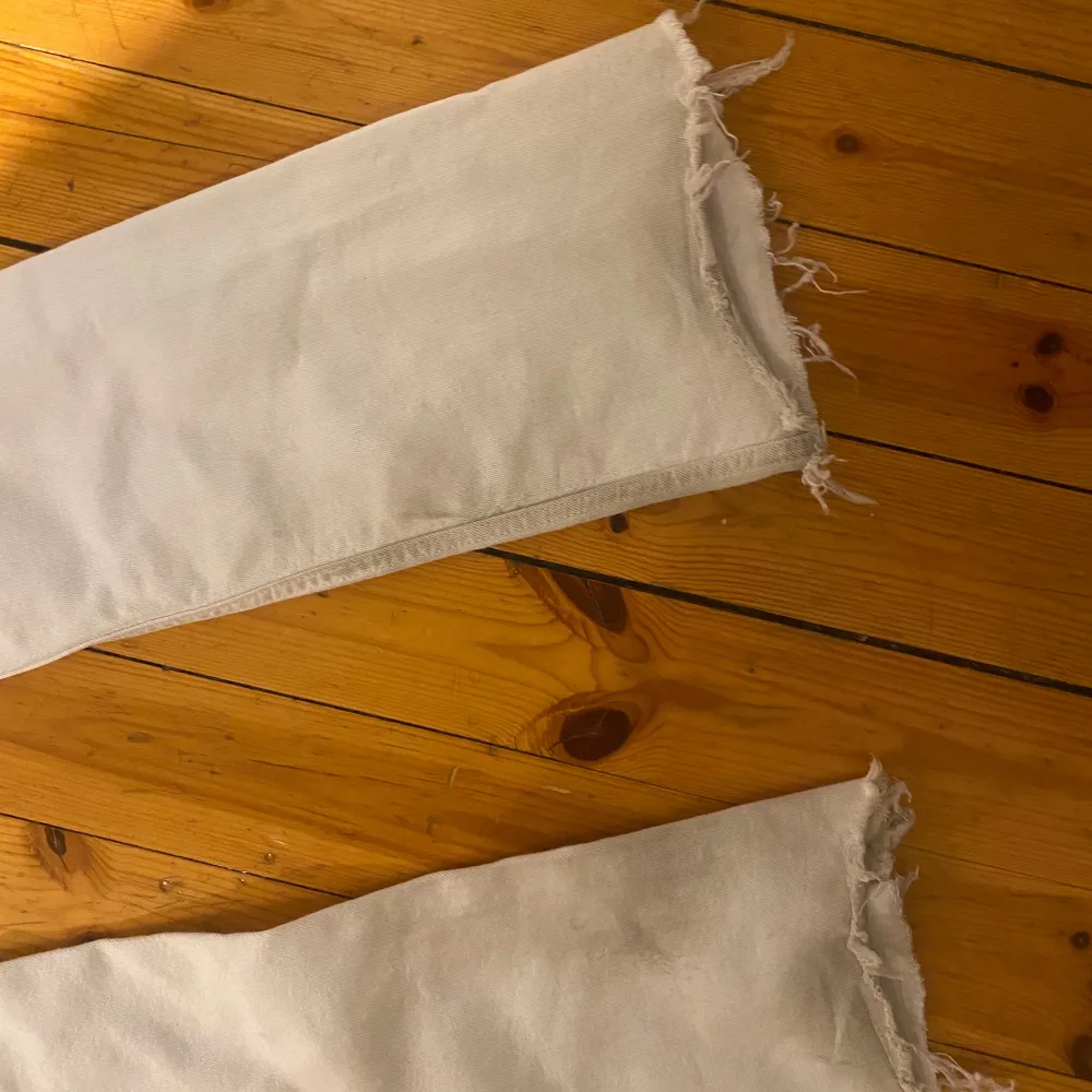FINASTE jeansen någonsin, perfeeekta lågmidjade jeans som är så fina i längden och passar till allt! Säljer då dem är för små nu :( Har använts sparsamt, men är lite missfärgade där nere. Har aldrig sett ett par liknande 💓🥺 w26 L33. Farkut & Housut.
