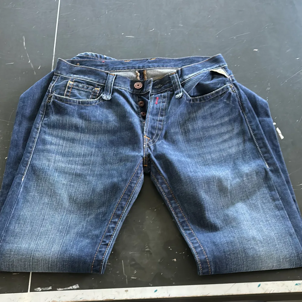 Säljer några fräscha replay jeans. Skick är 10/10 använt fåtal gånger. Måttet är 30 32 som visas på sista bilden. Finns det funderingar är det bara att fråga.. Jeans & Byxor.