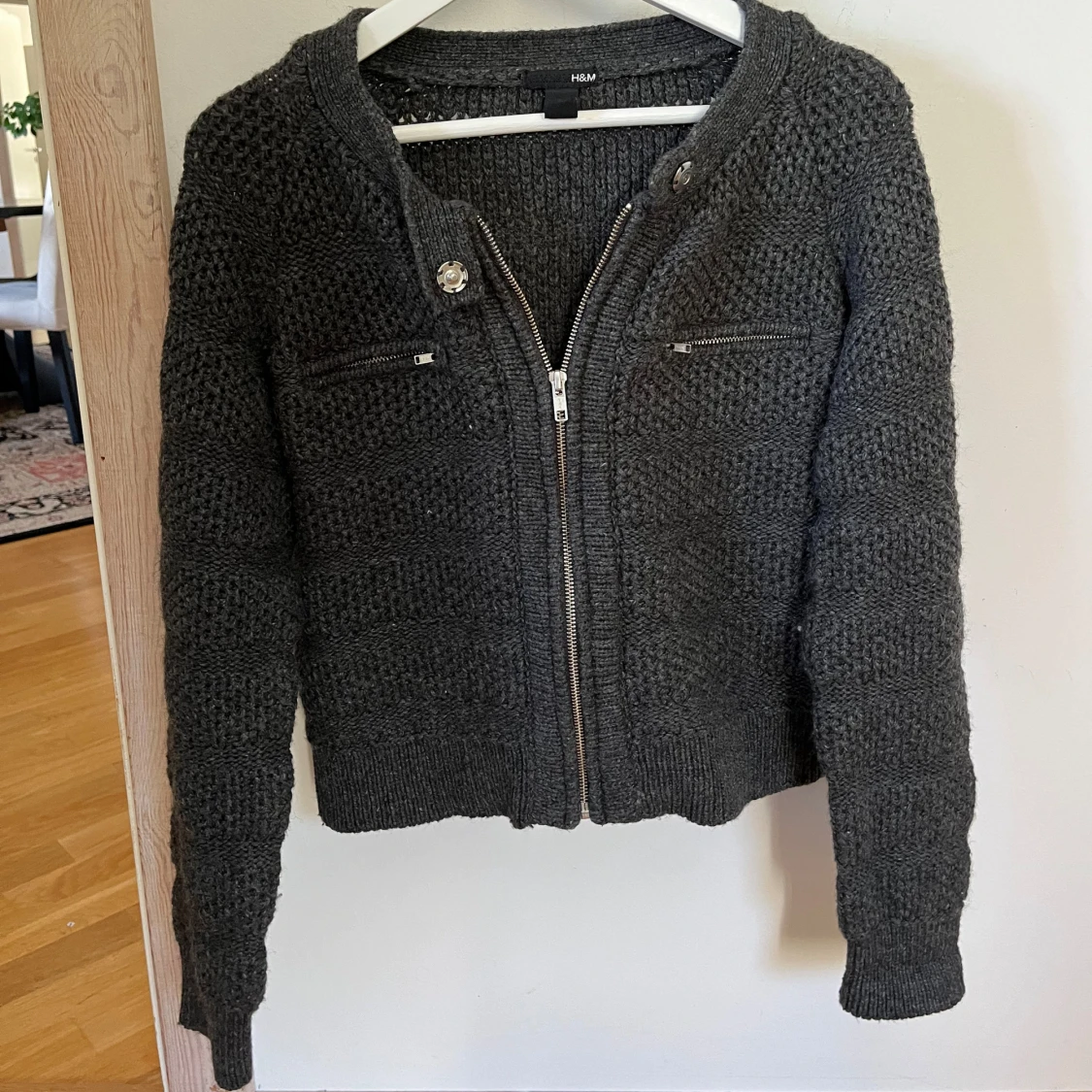 Mörkgrå stickad kofta från H&M - 92