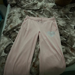 Juicy couture mjukis - Helt nya juicy couture mjukis! Använt dom 1 gång, dom är i storlek S men passar mig som bär M oxå! Dom är ljusrosa😍 Nypris 1200