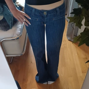 Hudson jeans - Såå snygga vida jeans som jag tyvärr är för kort för. Jag är 167 cm, på den första bilden är jag utan skor och på de två andra har jag skor som gör mig ca 5 cm längre. Köpta secondhand i Manchester, de har aldrig använts hos mig. Inga defekter alls!