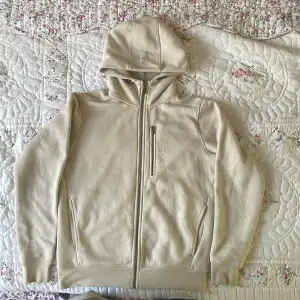 En Sail racing hoodie, 8,5/10 i skick, en helt ny kostar runt 1500kr, skriv innan ni köper (svarar snabbt)