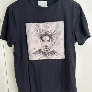 Säljer nu denna snygga limitato tshirt för en billig peng. Använd men bra skick förutom en nästan osynlig defekt (se bild 2) Sökjer billigt för vill rensa garderoben. Storlek M. Hör av dig vid funeringar🤝