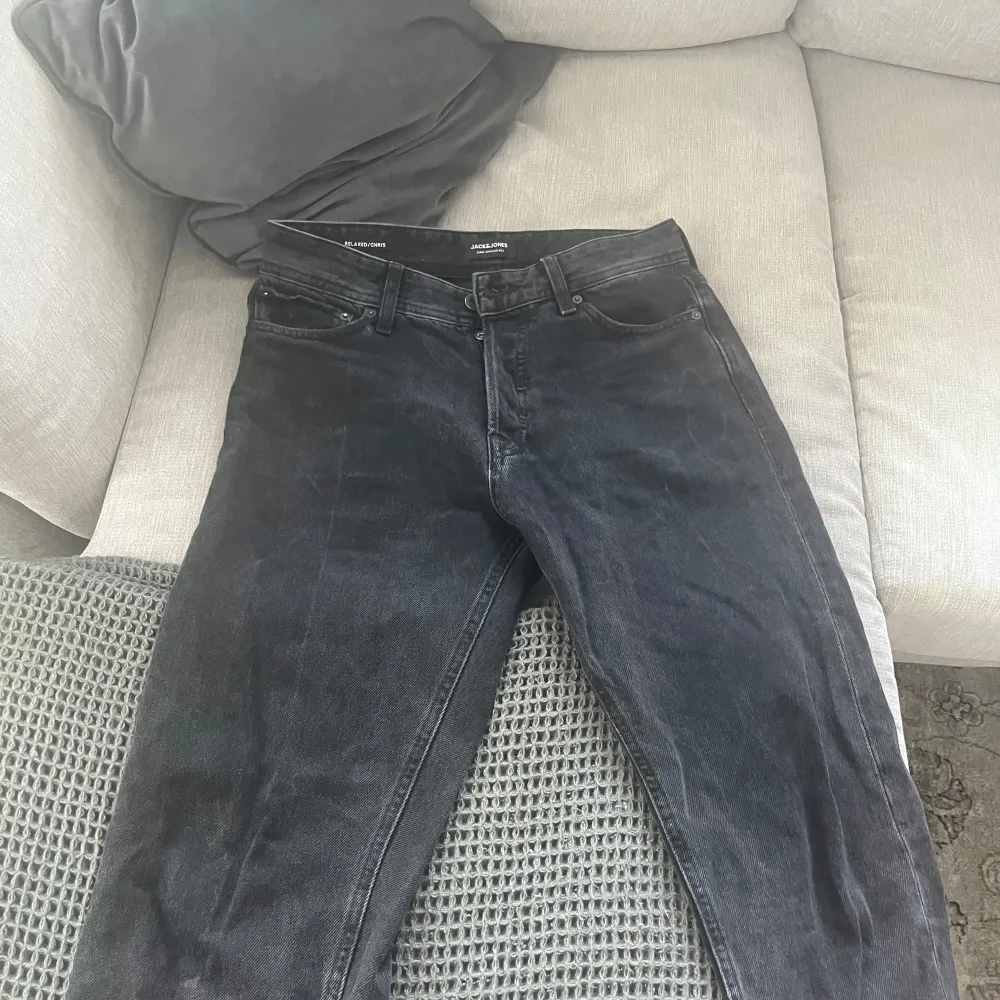 Ett par relaxed/chris jeans som är i storlek 29/32. Jeansen har använts en del och därför är priset lågt. Samt så är färgen lite borta. Priset kan diskuteras. . Jeans & Byxor.