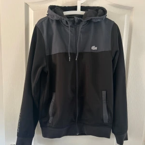 Lacoste Zip Hoodie - Tröjan är köpt från JDsport och har tagits hand om väl och har inga skador eller fläckar. Tröjan är köpt för 1500kr och säljer för 498kr🤝😁