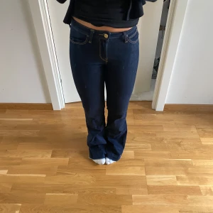 Mörkblå midrise bootcut jeans  - Supersnygga bootcut jeans från lee, är väldigt osäker på storlek men passar super på mig som brukar ha 34 och är 164 lång!