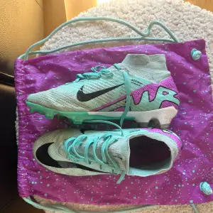 Säljer dessa Nike Mercurial Vapor 15 Elite i storlek 43! Skick 8/10, lite smutsiga men går att tvätta. Kan tvätta dem innan de fraktas!