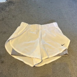 Vita nikeshorts  - Vita träningsshorts från Nike, knappt använda och har inga defekter💗