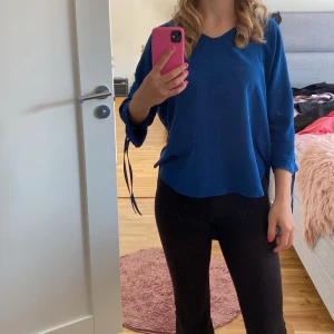 Petrolfärgad blus  - Silkeliknande material, peteolfärgad v ringad blus. Jättefin!! Säljs pga garderobrensning. Kika gärna på mina andra annonser, säljer mycket:) 