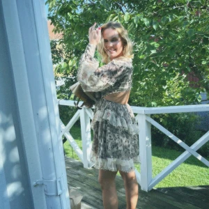 Klänning - Klänning från ASOS, öppen rygg med knäppning högst upp. Storlek 40. Endast använd en gång!