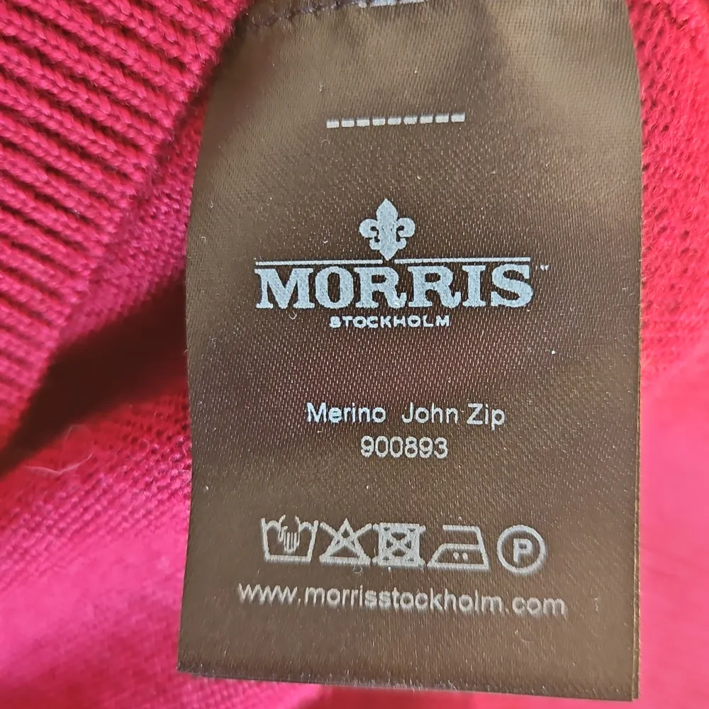 Säljer en snygg och stilren röd tröja från Morris i 100% merinoull. Perfekt för höst och vinter med en dragkedja vid halsen för extra stil och komfort. Tröjan har långa ärmar och en liten broderad logga på bröstet. Passar både till vardags och festliga tillfällen!. Stickat.