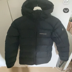 Peak jacka frost down - Hejj säljer nu min peak performance jacka köpte för 4200, den är i super fint skick inga hål, den är perfekt nu för vintern ,den heter frost dun  och är i s och passar och ha tjock tröjor under  Skriv för fler bilder 🤍 #peak #peakperformance