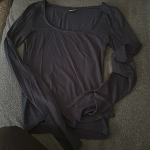 Marinblå tröja från Gina tricot - Jättefin tröja från Gina som inte kommer till användning, den är använd bara en gång och är i färgen Marinblå, Nypris:199kr 