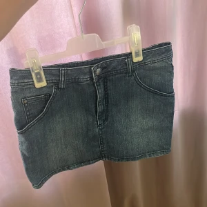 Ganska kort Jeanskjol - Miniskirt bra i storlek pris kan absolut diskuteras! Lågmidjad!!!