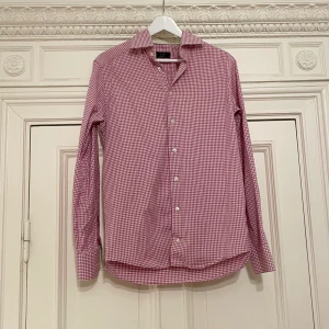 ETON skjorta rödrutig, storlek 38 - Eton skjorta storlek 38 i mycket fint skick. Jag har flera olika varianter till salu. Nypris: 2000 kr. Köpet är slutgiltigt.