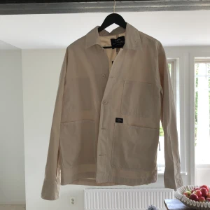 Overshirt Mads Nørgaard - Helt oanvänd jacka/overshirt från Mads Nørgaard i storlek L, sitter bra på mig som är 183cm, nypris 2299kr