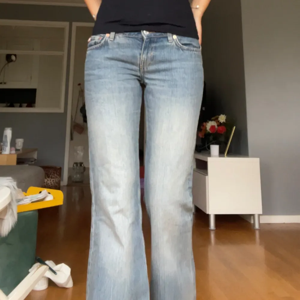 lågmidjade bootcut jeans, stl 28/33. sitter på gränsen till för korta för mig som är 180 cm, därför säljer jag. Helt nya, råkade ta av prislappen men sen ångra jag mig!! jag är 180, innerben ca 82 cm, midja tvärs över 40 cm❤️‍🩹. Jeans & Byxor.