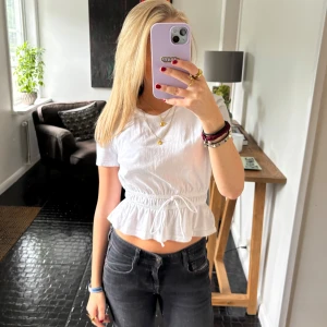 Topp med snörning - Vit slutsåld t-shirt från zara med resår i midjan! Pris kan diskuteras