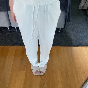 Vita linnebyxor från vero Moda  - Bra skick, använda fåtal gånger, raka i modellen, mer åt gräddvit än klar vita 