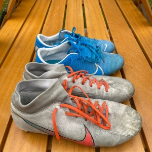 2st Mercurial Nike skor - Blå Nike Mercurial skor storlek 42 Vita Nike Mercurial storlek 43 Använt skick. Blåa är lite bättre skick än vita. Funkar att använda och riktigt snygga 550 båda 300kr styck