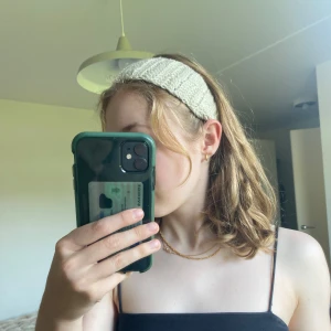 Virkat hårband - Ett virkat hårband. Lite stretchig. Passar mig som har 54cm om man mäter kring huvudet så som ett hårband brukar sitta.