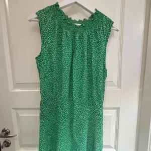 Klänning, Arket - Klänningen är i storlek 38, har en söm i midjan så den definierar midja och faller fint över höften utan att sitta tight.   Sparsamt använd så i väldigt gott skick. Nypris 800 kr. Frakt ingår inte i priset och betalas av köpare 🌷