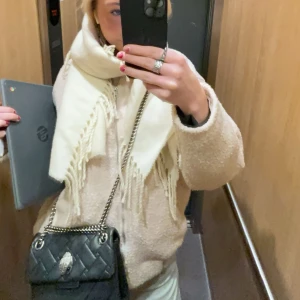 Jacka - Säljer denna höst flisen från H&M!! Den är perfekt nu till hösten och även vintern!! Den är i en ljusrosa/beige/vit färg och är i bra skick! Då jag har brist på bra bilder i lager kan man skriva privat för bättre bilder vid intresse🫶🏻🫶🏻