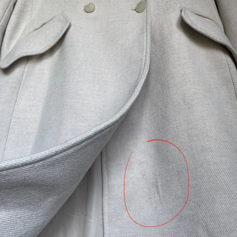 Beige kappa från H&M. De två sista bilderna visar färgen bäst. Fint skick. Lite nopprig på vissa ställen, men jag har använt noppborttagare så det är knappt märkbart. Den har ett märke (bild 4), men det döljs om man stänger kappan & är ganska diskret. Takit.