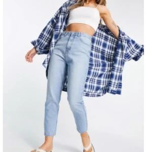 Ljusblå jeans från DW - NYA! oanvända ljusblå jeans från DW. De är superhögmidjade och har en klassisk femficksdesign. Perfekta för en avslappnad stil och passar till det mesta i garderoben. Sköna och stilrena! storlek och mer info finns i bilderna. tveka inte att höra av dig vid frågor