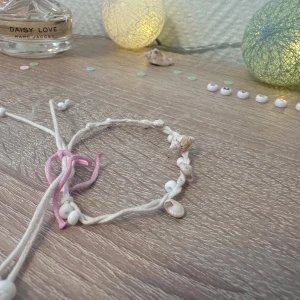 Armband  - Ett fint havs halsband. Som man kan spänna själv. Med snäckor 💗 Frågor? Bara ställ på