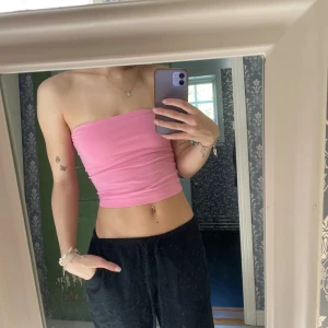 Rosa tubtopp från Gina Tricot - Enkel tubtopp i supergulliga rosa färg i XS! Stretchig och skön, slutar precis ovanför naveln på mig❤️ Använt men fint skick! Har du frågor eller vill se fler bilder är det bara att fråga🫶🏻