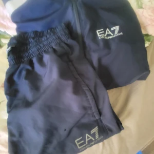 ARMANI TRACKSUIT - Byxorna använda tröjan nyskick storlek M  Skriv pm för mer info