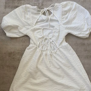 Vit klänning från Gina tricot - Vitt kläning från Gina jätte fin bak i ryggen stretchig och bekväma jätte fin i armarna bara använda en gång!