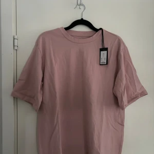 Rosa T-shirt - Helt oanvänd! Skriv privat vid fler frågor!