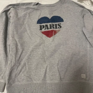 En Paris tröjaa - Denna fina Paris tröja är i St 160 och är i bra skick förutom att Paris har försvunnit lite. Men pga de säljer ja den billigare🫶🏼