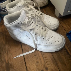 Nike Air Force 1 - Säljer dessa skorna, perfekta till hösten och alla årstider!! Använda en gång så i superfint skick!  Kan ta fler bilder på dem om det är något mer man vill se 😊 Storlek 38!  Nypris: 1149kr Säljer för 500kr!